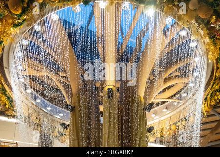 Bali, Indonesia - 17 dicembre 2024: Icon Bali Mall a Bali. Grande albero con una fontana al centro. La fontana sta spruzzando acqua. La scena è P. Foto Stock