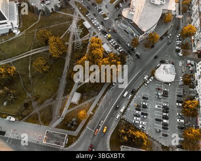 Vista aerea sulle strade della città con più corsie e auto che guidano il quartiere residenziale serale Foto Stock