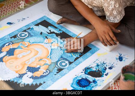 Uomo indiano che dipinge un quadro del dio ganesha in miniatura Moghul, divinità e mitologia indù, cultura e tradizione dell'India, Hampi, 11.03.202 Foto Stock