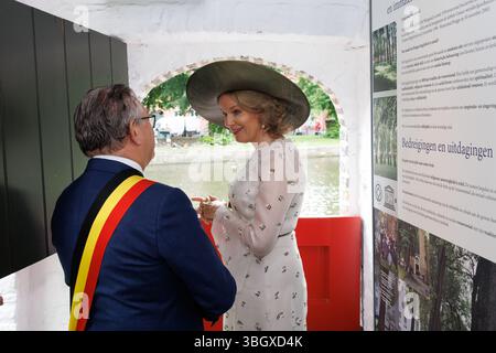 Brugge, Belgio. 6 giugno 2025. Il sindaco di Bruges Dirk De Fauw e la regina Matilde del Belgio, ritratti durante una visita al Beghinaggio 'Prinselijk Begijnhof ten Wijngaerde' a Bruges, che celebra quest'anno il suo 800° anniversario, venerdì 6 giugno 2025. Il beghinaggio di Bruges ha ricevuto il riconoscimento dell'UNESCO come patrimonio mondiale nel 1998. La Regina visita la mostra che fornisce informazioni sulla lunga storia del beghinaggio e dei suoi abitanti. BELGA FOTO KURT DESPLENTER credito: Belga News Agency/Alamy Live News Foto Stock