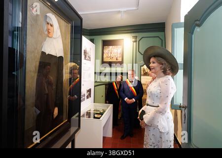 Brugge, Belgio. 6 giugno 2025. La regina Matilde del Belgio e il sindaco di Bruges Dirk De Fauw, raffigurata durante una visita al Beghinaggio 'Prinselijk Begijnhof ten Wijngaerde' a Bruges, che celebra quest'anno il suo 800° anniversario, venerdì 6 giugno 2025. Il beghinaggio di Bruges ha ricevuto il riconoscimento dell'UNESCO come patrimonio mondiale nel 1998. La Regina visita la mostra che fornisce informazioni sulla lunga storia del beghinaggio e dei suoi abitanti. BELGA FOTO KURT DESPLENTER credito: Belga News Agency/Alamy Live News Foto Stock