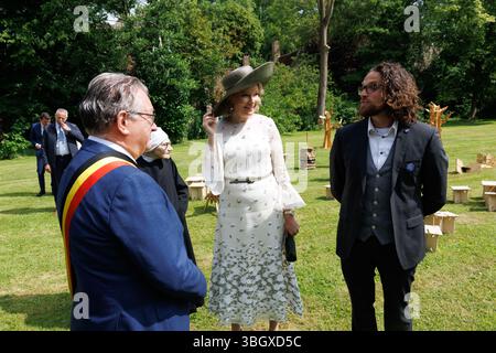Brugge, Belgio. 6 giugno 2025. Il sindaco di Bruges Dirk De Fauw e la regina Matilde del Belgio, ritratti durante una visita al Beghinaggio 'Prinselijk Begijnhof ten Wijngaerde' a Bruges, che celebra quest'anno il suo 800° anniversario, venerdì 6 giugno 2025. Il beghinaggio di Bruges ha ricevuto il riconoscimento dell'UNESCO come patrimonio mondiale nel 1998. La Regina visita la mostra che fornisce informazioni sulla lunga storia del beghinaggio e dei suoi abitanti. BELGA FOTO KURT DESPLENTER credito: Belga News Agency/Alamy Live News Foto Stock