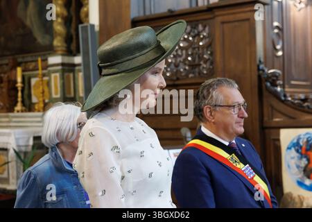 Brugge, Belgio. 6 giugno 2025. La regina Matilde del Belgio e il sindaco di Bruges Dirk De Fauw, raffigurata durante una visita al Beghinaggio 'Prinselijk Begijnhof ten Wijngaerde' a Bruges, che celebra quest'anno il suo 800° anniversario, venerdì 6 giugno 2025. Il beghinaggio di Bruges ha ricevuto il riconoscimento dell'UNESCO come patrimonio mondiale nel 1998. La Regina visita la mostra che fornisce informazioni sulla lunga storia del beghinaggio e dei suoi abitanti. BELGA FOTO KURT DESPLENTER credito: Belga News Agency/Alamy Live News Foto Stock
