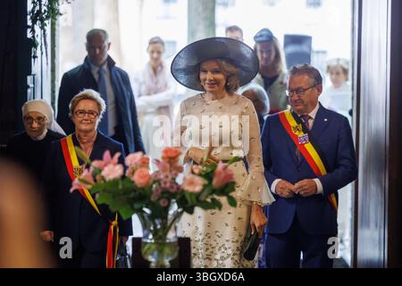 Brugge, Belgio. 6 giugno 2025. La regina Matilde del Belgio e il sindaco di Bruges Dirk De Fauw, raffigurata durante una visita al Beghinaggio 'Prinselijk Begijnhof ten Wijngaerde' a Bruges, che celebra quest'anno il suo 800° anniversario, venerdì 6 giugno 2025. Il beghinaggio di Bruges ha ricevuto il riconoscimento dell'UNESCO come patrimonio mondiale nel 1998. La Regina visita la mostra che fornisce informazioni sulla lunga storia del beghinaggio e dei suoi abitanti. BELGA FOTO KURT DESPLENTER credito: Belga News Agency/Alamy Live News Foto Stock