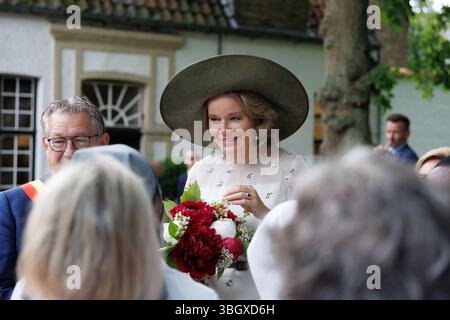 Brugge, Belgio. 6 giugno 2025. Il sindaco di Bruges Dirk De Fauw e la regina Matilde del Belgio, ritratti durante una visita al Beghinaggio 'Prinselijk Begijnhof ten Wijngaerde' a Bruges, che celebra quest'anno il suo 800° anniversario, venerdì 6 giugno 2025. Il beghinaggio di Bruges ha ricevuto il riconoscimento dell'UNESCO come patrimonio mondiale nel 1998. La Regina visita la mostra che fornisce informazioni sulla lunga storia del beghinaggio e dei suoi abitanti. BELGA FOTO KURT DESPLENTER credito: Belga News Agency/Alamy Live News Foto Stock