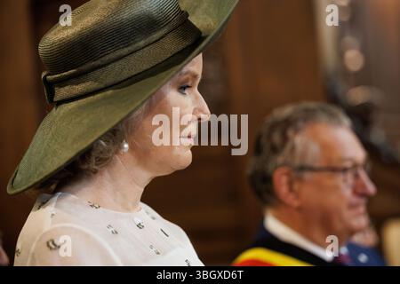 Brugge, Belgio. 6 giugno 2025. La regina Matilde del Belgio e il sindaco di Bruges Dirk De Fauw, raffigurata durante una visita al Beghinaggio 'Prinselijk Begijnhof ten Wijngaerde' a Bruges, che celebra quest'anno il suo 800° anniversario, venerdì 6 giugno 2025. Il beghinaggio di Bruges ha ricevuto il riconoscimento dell'UNESCO come patrimonio mondiale nel 1998. La Regina visita la mostra che fornisce informazioni sulla lunga storia del beghinaggio e dei suoi abitanti. BELGA FOTO KURT DESPLENTER credito: Belga News Agency/Alamy Live News Foto Stock