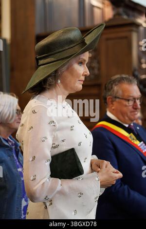 Brugge, Belgio. 6 giugno 2025. La regina Matilde del Belgio e il sindaco di Bruges Dirk De Fauw, raffigurata durante una visita al Beghinaggio 'Prinselijk Begijnhof ten Wijngaerde' a Bruges, che celebra quest'anno il suo 800° anniversario, venerdì 6 giugno 2025. Il beghinaggio di Bruges ha ricevuto il riconoscimento dell'UNESCO come patrimonio mondiale nel 1998. La Regina visita la mostra che fornisce informazioni sulla lunga storia del beghinaggio e dei suoi abitanti. BELGA FOTO KURT DESPLENTER credito: Belga News Agency/Alamy Live News Foto Stock