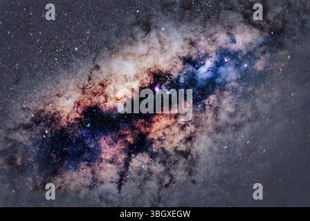 Una vista mozzafiato della via Lattea, che mostra i suoi colori vivaci, le intricate piste di polvere e le innumerevoli stelle. L'immagine cattura la bellezza A. Foto Stock