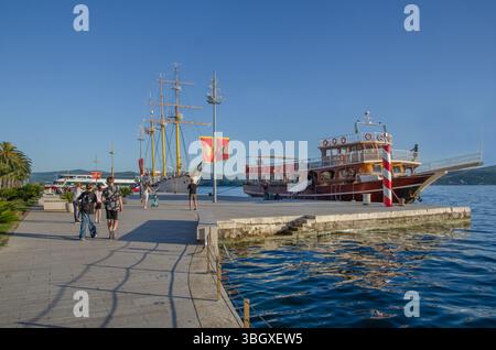 Passeggiata di Tivat, Baia di Cattaro, Baia di Cattaro, Montenegro, Europa. Vacanze estive, nuove destinazioni. Viaggiare. Foto Stock