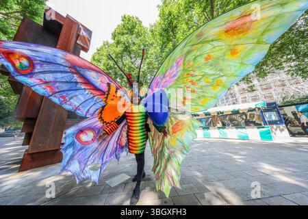 Imperial College Londra, Regno Unito. 6 giugno 2025. Alla vigilia del grande festival della strada espositiva, un coloratissimo costume da farfalla è stato svelato dall'Imperial College, 4 ali alte Mt, in preparazione del festival Butterflys Carnival 6-7 May Exhibition Road. Paul Quezada-Neiman/Alamy Live News crediti: Paul Quezada-Neiman/Alamy Live News Foto Stock