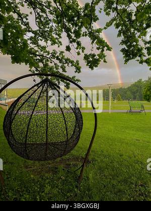 ringhiera e pavimentazione in aree ricreative e vicino ad edifici architettonici Foto Stock