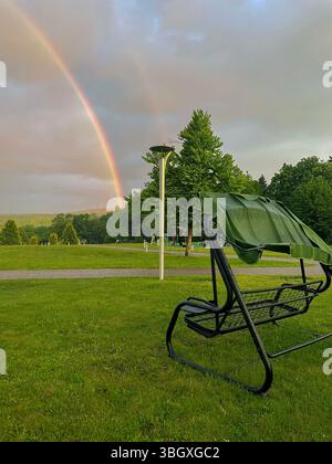 ringhiera e pavimentazione in aree ricreative e vicino ad edifici architettonici Foto Stock