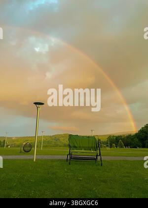 ringhiera e pavimentazione in aree ricreative e vicino ad edifici architettonici Foto Stock