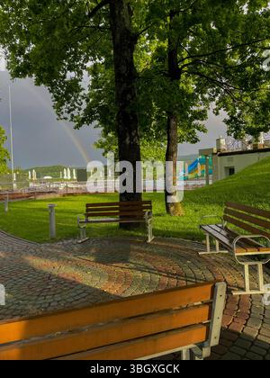 ringhiera e pavimentazione in aree ricreative e vicino ad edifici architettonici Foto Stock