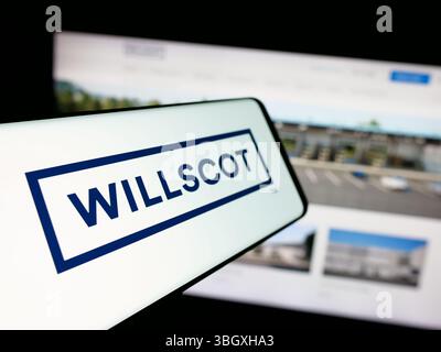 Stoccarda, Germania - 03-09-2025: Smartphone con logo della società WillScot Mobile Mini Holdings Corp. Sullo schermo davanti al sito Web. Foto Stock