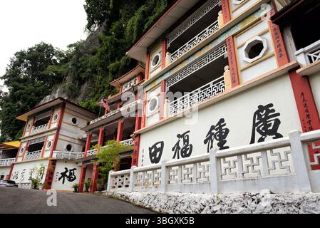 Ingresso al Tempio della grotta di Perak (Perak Tong), monumento culturale e architettonico a Perak, Malesia, questo iconico tempio buddista, adagiato su una lussureggiante lim Foto Stock