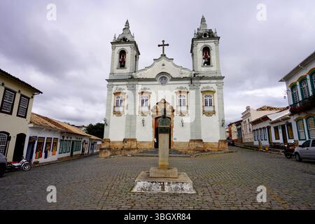 Sao Joao del Rei, Brasile - 29 aprile 2025: La chiesa di nostra Signora del Rosario esempio di architettura tardo barocca a Sao Joao del Rei, Minas Gerais, B. Foto Stock