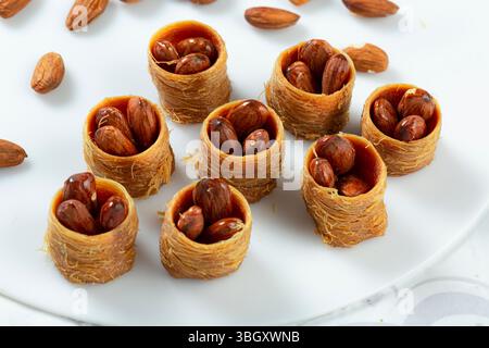 Dessert arabo mediorientale, bracciali alle mandorle. Foto Stock