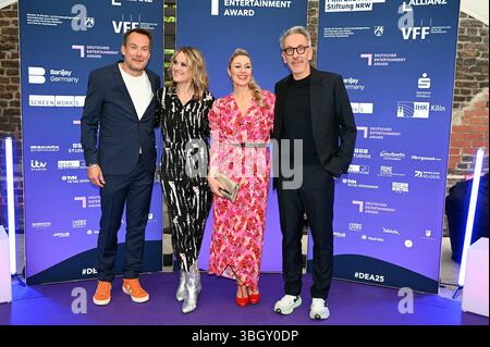 Rolf Hellgardt, Geschäftsführer der prime Productions, Schauspielerin Lisa Feller, Ruth Moschner und Axel Kuehn, Geschäftsführer von Tresor TV, kommt zur Preisverleihung Deutscher Entertainment Award 2025 *** Rolf Hellgardt, Managing Director di prime Productions, attrice Lisa Feller, Ruth Moschner e Axel Kuehn, Managing Director di Tresor TV, partecipano alla cerimonia del German Entertainment Award 2025 Foto Stock