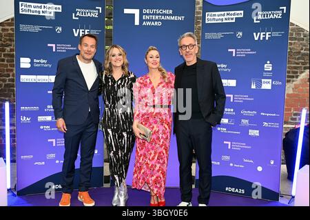 Rolf Hellgardt, Geschäftsführer der prime Productions, Schauspielerin Lisa Feller, Ruth Moschner und Axel Kuehn, Geschäftsführer von Tresor TV, kommt zur Preisverleihung Deutscher Entertainment Award 2025 *** Rolf Hellgardt, Managing Director di prime Productions, attrice Lisa Feller, Ruth Moschner e Axel Kuehn, Managing Director di Tresor TV, partecipano alla cerimonia del German Entertainment Award 2025 Foto Stock