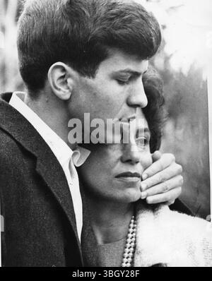 Frank Sinatra Jr. Rilasciato dai rapitori per un riscatto di 240.000 dollari la mattina presto, riceve un abbraccio di benvenuto da sua madre, la signora Nancy Sinatra, nella sua casa bel Air. 12 dicembre 1963 Foto Stock