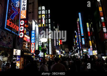 La vista notturna di Kabuki, la famosa strada di Shinjuku, Tokyo, famosa per la sua vita notturna Foto Stock