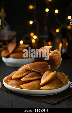 Qatayef con noci, tradizionale dessert arabo del Ramadan mediorientale. Foto Stock