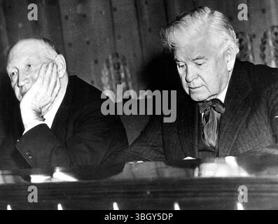 Il rappresentante Robert L Doughton (a sinistra), presidente del comitato Ways and Means della camera e presidente della camera Henry T Rainey, mentre ascoltavano il Segretario di Stato Cordell Hull testimoniare sugli accordi commerciali reciproci. 8 marzo 1934 Foto Stock