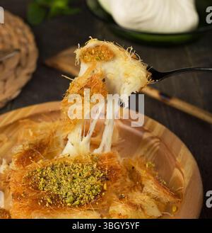 Formaggio knafeh, tradizionale dessert arabo mediorientale. Foto Stock
