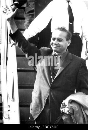 Nicholas Petrulli, l'operaio metalmeccanico di New York che rinunciò alla cittadinanza americana a Mosca, e poi cambiò idea e la riottenne, ondate dopo il suo arrivo all'aeroporto di Idlewild. 22 settembre 1959 Foto Stock