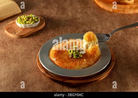 Knafeh al formaggio fatto in casa, dessert arabo mediorientale. Foto Stock