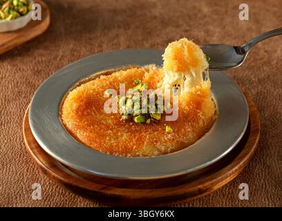 Knafeh, tradizionale dessert turco arabo mediorientale con formaggio o crema e ghee. Foto Stock