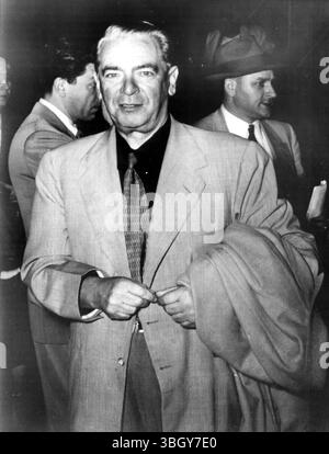 O'Dwyer a Miami, potrebbe visitare New York. L'ex sindaco di New York William o'Dwyer arriva all'aeroporto internazionale di Miami nel 27. Febbraio, per una "breve vacanza". A Miami circolarono notizie che o'Dwyer avrebbe potuto visitare New York durante il suo soggiorno negli Stati Uniti da città del Messico. 27 febbraio 1954 Foto Stock