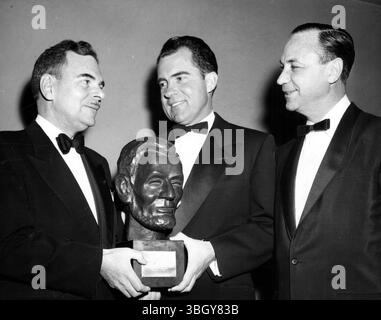 L'ex governatore dello Stato di New York Thomas E. Dewey (a sinistra) presenta un busto di Abraham Lincoln al vicepresidente Richard Nixon in riconoscimento del "servizio eccezionale alla nostra nazione nella migliore tradizione di Abraham Lincoln" come Daniel J. Riesner, presidente del National Republican Club, guarda oltre. 13 febbraio 1956 Foto Stock