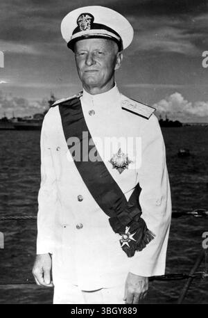L'ammiraglio della flotta Chester W. Nimitz, comandante in capo della flotta statunitense del Pacifico, indossa la sua nuova decorazione britannica, l'ordine del bagno, Cavaliere di Gran Croce. 16 agosto 1945 Foto Stock