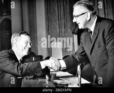 Il presidente del Consiglio della Federal Reserve William McChesney Martin (a sinistra) è accolto dal presidente del Comitato House Ways and Means, il rappresentante Wilbur Mills, mentre Martin arriva per essere testimone finale delle audizioni sulla maggiorazione del 10% del presidente Johnson. 14 settembre 1967 Foto Stock