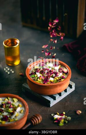 Piatto di budino di riso, dessert egiziano arabo mediorientale, riso e latte con miele e noci. Foto Stock