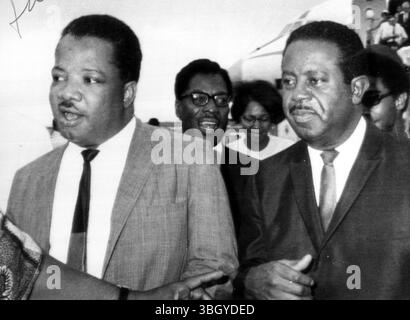 Reverendo A. D. King (a sinistra) fratello del compianto reverendo Martin Luther King Jr., scortò il reverendo Ralph Abernathy (a destra) della Southern Christian Leadership Conference al suo arrivo all'aeroporto internazionale di Tampa. Il reverendo Abernathy partì immediatamente per San Pietroburgo per sostenere i lavoratori licenziati della città. 31 luglio 1968 Foto Stock