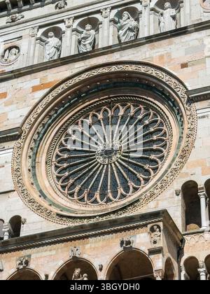 La splendida rosetta sulla facciata della Cattedrale di Cremona Foto Stock