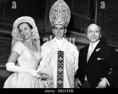 Il famoso fotografo Yousuf Karsh (a destra) posa con la sua sposa, l'ex Estrellita Maria Nachbar di Chicago, e il vescovo Fulton Sheen sulla terrazza fuori dalla cattedrale di San Patrizio. Il vescovo Sheen ha appena sposato la coppia nella Cappella di nostra Signora a San Patrizio 28 agosto 1962 Foto Stock