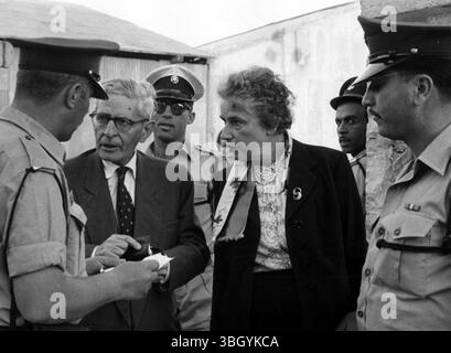 Il dottor Benno Cohn arriva per testimoniare. Uno dei principali testimoni del processo di Adolf Eichmann qui, il dottor Benno Cohn, secondo a sinistra, arriva con la moglie (al centro) per testimoniare durante le udienze di oggi. 25 aprile 1961 Foto Stock