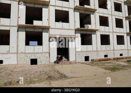 Blocco di appartamenti abbandonato costruito dai russi per il personale in una base militare in Mongolia Foto Stock