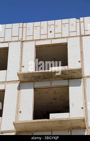 Blocco di appartamenti abbandonato costruito dai russi per il personale in una base militare in Mongolia Foto Stock