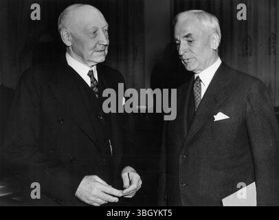 All'incontro sulla legislazione commerciale. Il presidente Robert N Doughton (a sinistra), della House Ways and Means Committee, e il Segretario di Stato Cordell Hull sono mostrati dopo essere apparsi davanti al comitato congressuale per la legislazione commerciale, a Washington. 21 gennaio 1937 Foto Stock