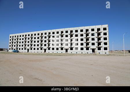 Blocco di appartamenti abbandonato costruito dai russi per il personale in una base militare in Mongolia Foto Stock