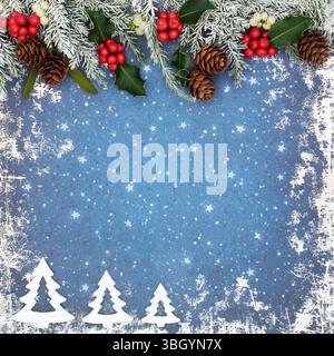 Alberi di Natale astratti incorniciano la decorazione della flora invernale su fondo blu scuro argento, con agrifoglio, bacche rosse, mietitura, abete innevato. Foto Stock