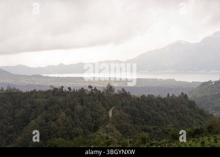Misty Highlands con vista sul lago Batur Foto Stock
