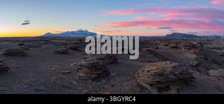 Nuvole colorate e cielo sopra le Henry Mountains, South Caineville Mesa e i calanchi di Blue Hill Utah durante l'alba invernale. Foto Stock