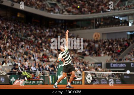 Parigi, Francia. 6 giugno 2025. Carlos Alcaraz gioca contro l'Italia Lorenzo Musetti durante la semifinale al French Tennis Open al Roland Garros di Parigi, venerdì 6 giugno 2025. Alcaraz è arrivato in finale dopo che Musetti si è ritirato a causa di un infortunio nel quarto set. Foto di Maya Vidon-White/UPI credito: UPI/Alamy Live News Foto Stock