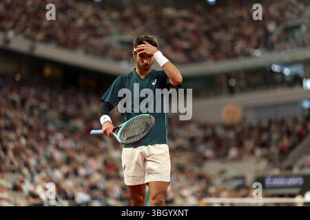 Parigi, Francia. 6 giugno 2025. Lorenzo Musetti gioca contro lo spagnolo Carlos Alcaraz durante la semifinale al French Tennis Open al Roland Garros di Parigi, venerdì 6 giugno 2025. Alcaraz è arrivato in finale dopo che Musetti si è ritirato a causa di un infortunio nel quarto set. Foto di Maya Vidon-White/UPI credito: UPI/Alamy Live News Foto Stock